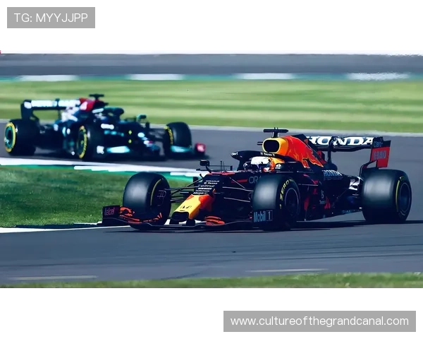 维斯塔潘再夺赛季冠军红牛车队稳坐F1年度积分榜首位