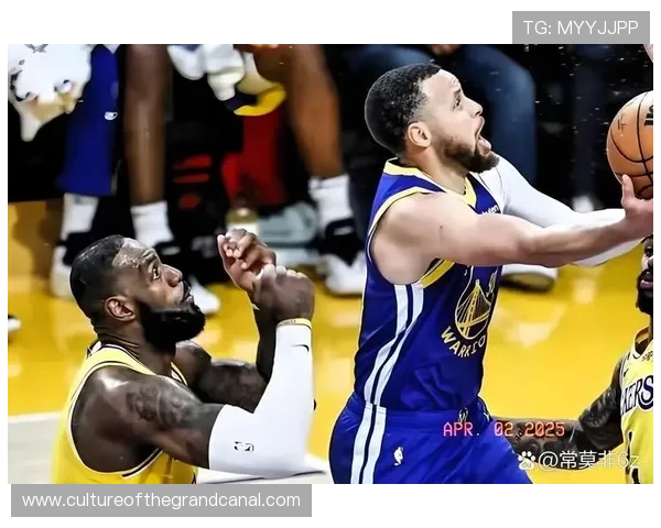 詹姆斯率湖人逆转勇士全场轰下三双再掀NBA赛季巅峰对决热潮