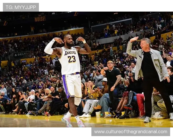 《NBA赛季精彩开局：湖人逆转战胜勇士 詹姆斯创个人新纪录》