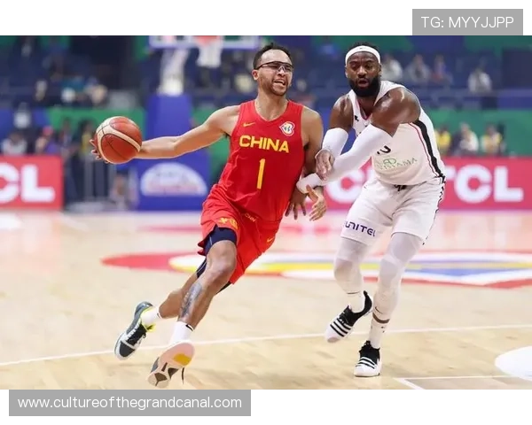 中国男篮在世界杯激战中力克强敌，晋级八强彰显拼搏精神与实力