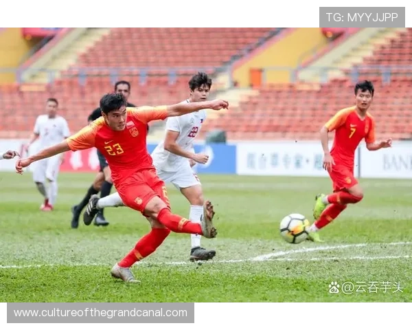 中国足球队迎战日本队展开亚洲杯生死战 球迷热切期待激烈对决 中国足球队迎战日本队展开亚洲杯生死战 球迷热切期待激烈对决